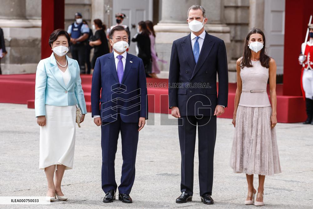 Royals offer an official reception for South Korean President