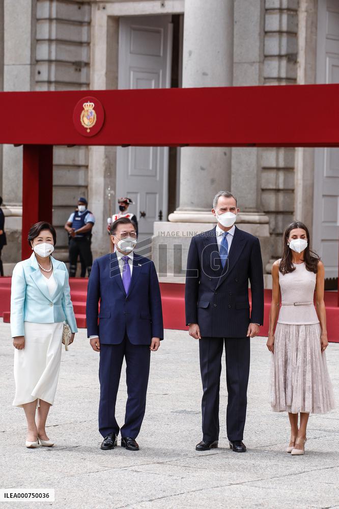 Royals offer an official reception for South Korean President