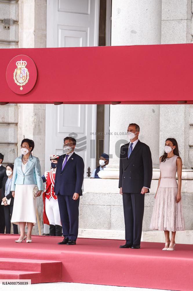 Royals offer an official reception for South Korean President