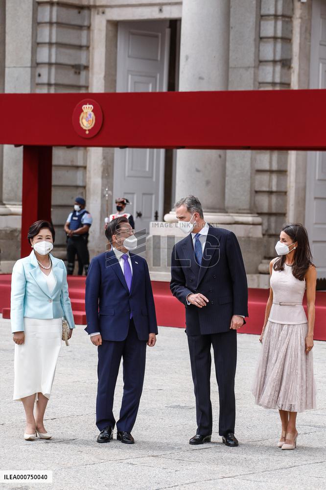 Royals offer an official reception for South Korean President