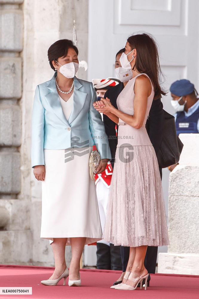 Royals offer an official reception for South Korean President