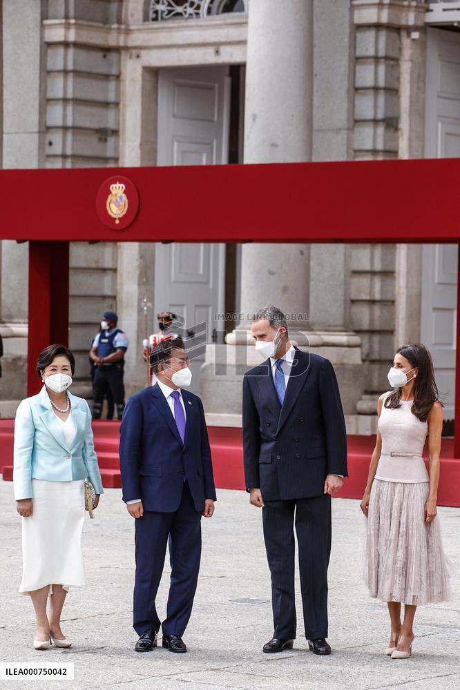 Royals offer an official reception for South Korean President