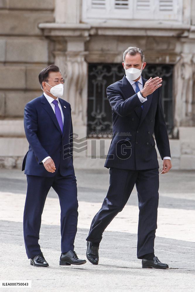 Royals offer an official reception for South Korean President