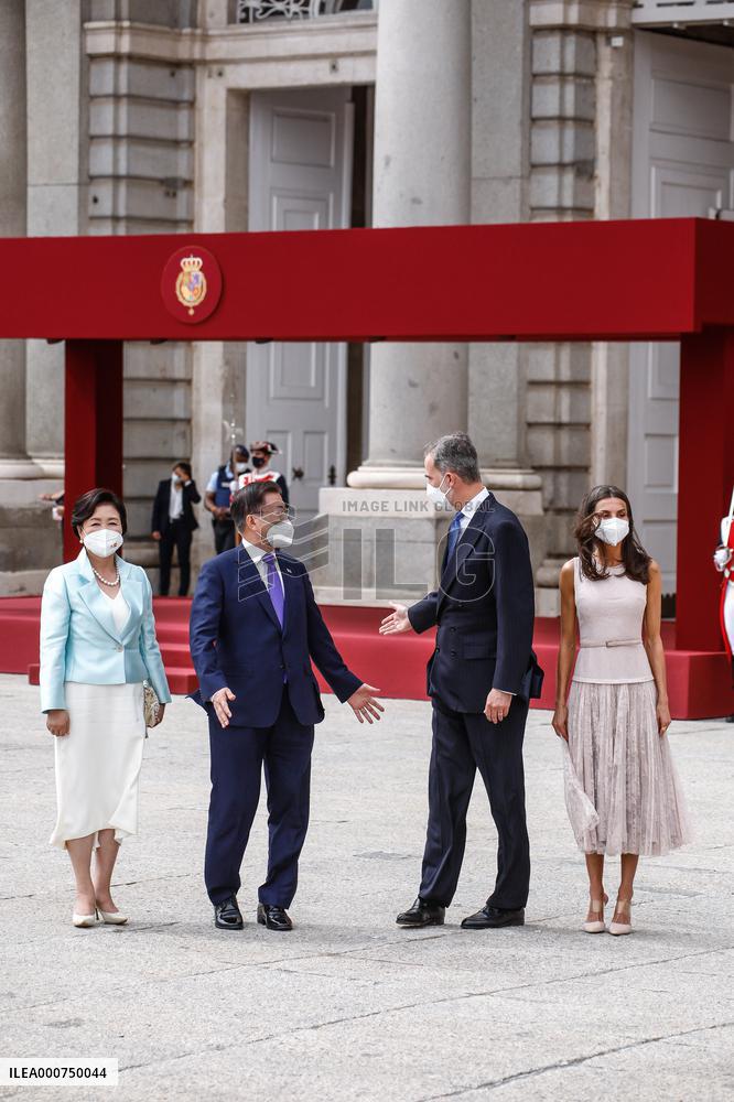 Royals offer an official reception for South Korean President