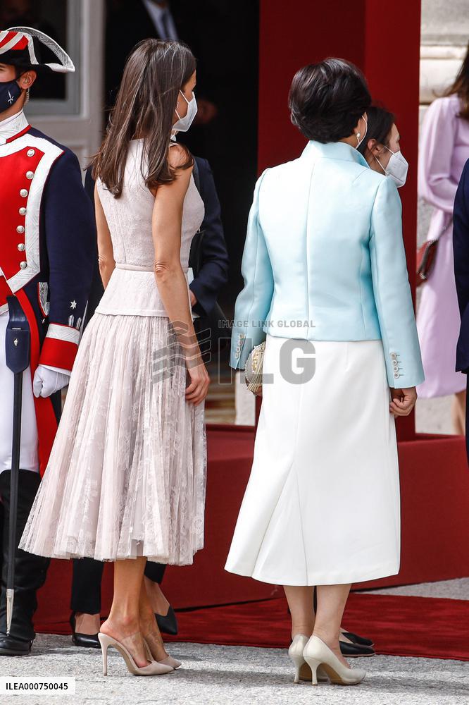 Royals offer an official reception for South Korean President