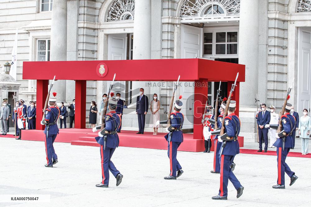 Royals offer an official reception for South Korean President