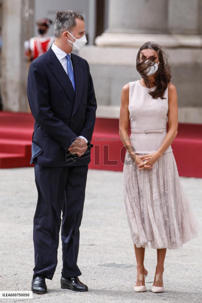 Royals offer an official reception for South Korean President