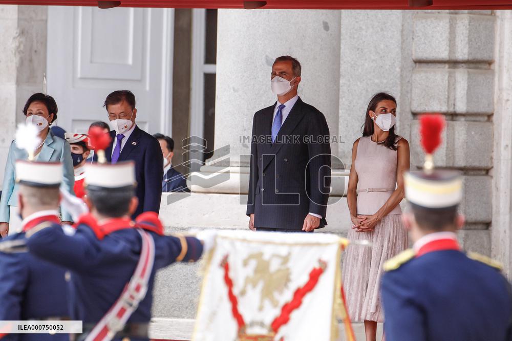 Royals offer an official reception for South Korean President