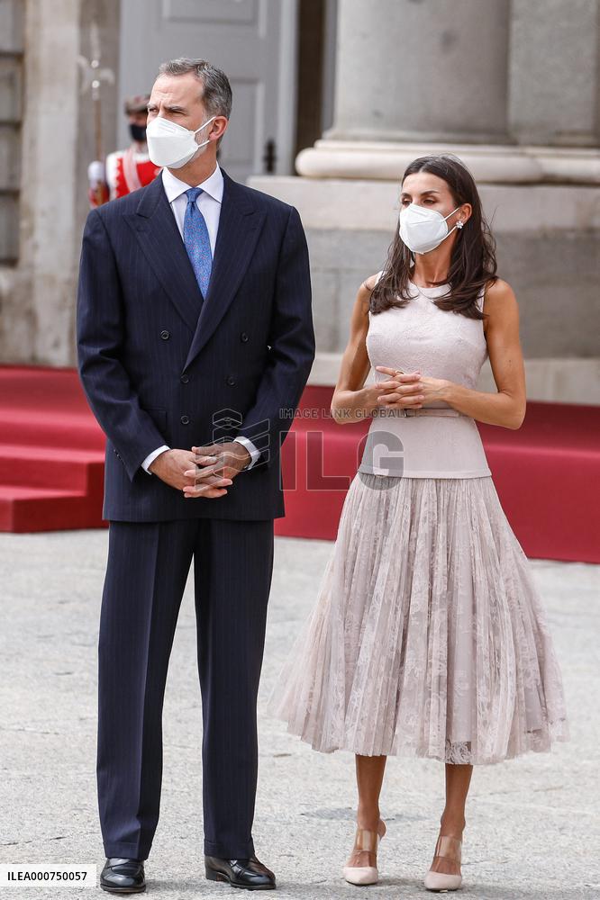 Royals offer an official reception for South Korean President