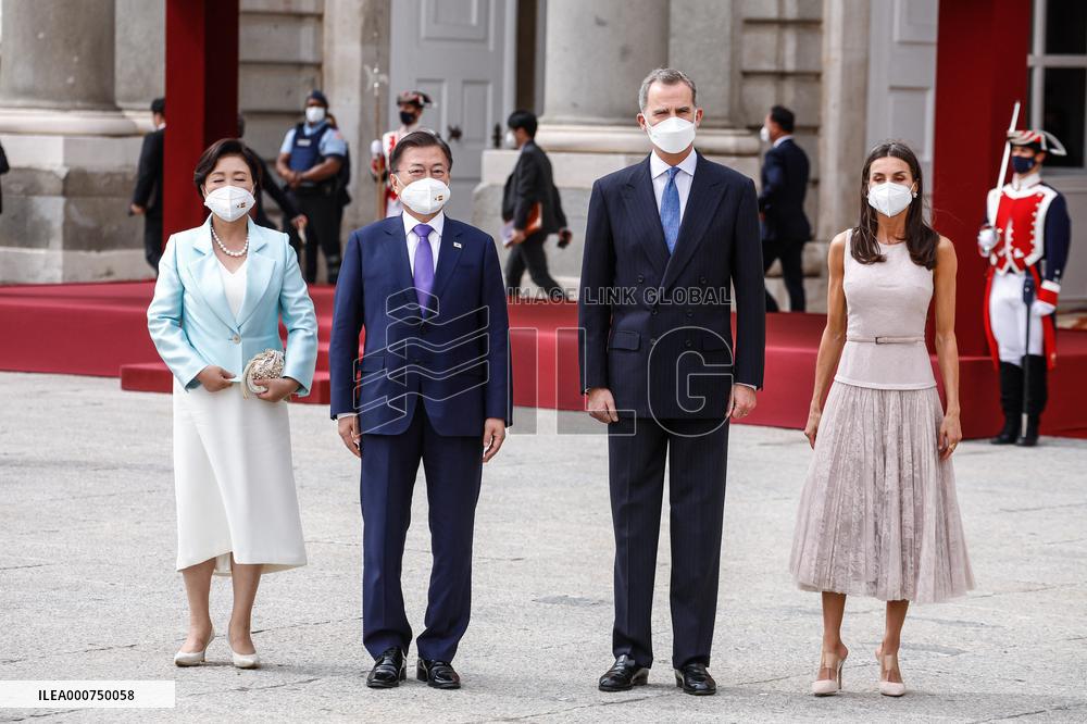 Royals offer an official reception for South Korean President