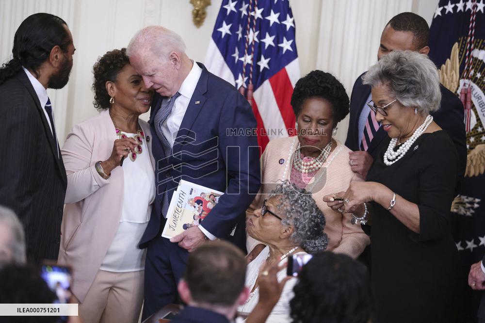 President Joe Biden signs the Juneteenth National Independence Day Act