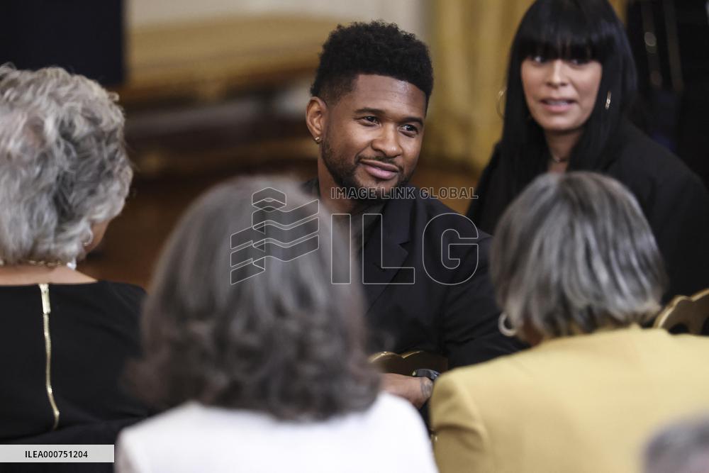 President Joe Biden signs the Juneteenth National Independence Day Act