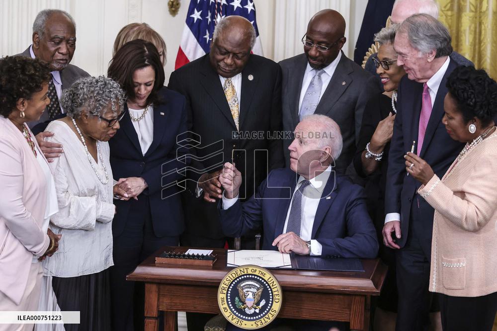 President Joe Biden signs the Juneteenth National Independence Day Act