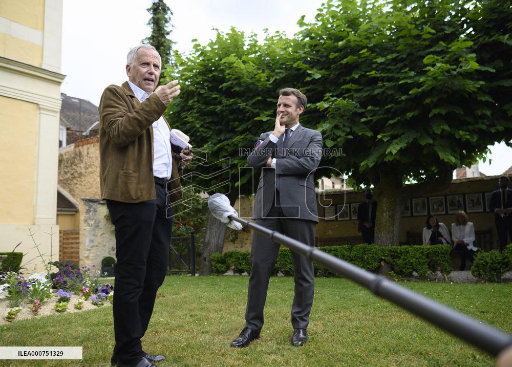 President Macron And Fabrice Luchini Visit Jean De La Fontaine Birthplace - Chateau Thierry