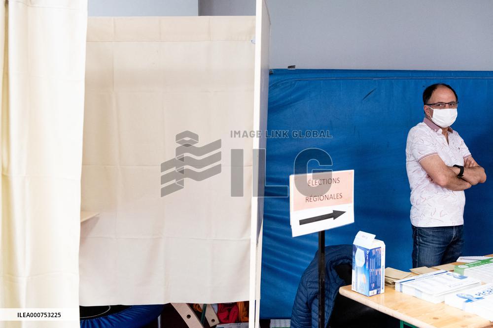 Valerie Pecresse votes for the Regional election - Velizy Villacoublay