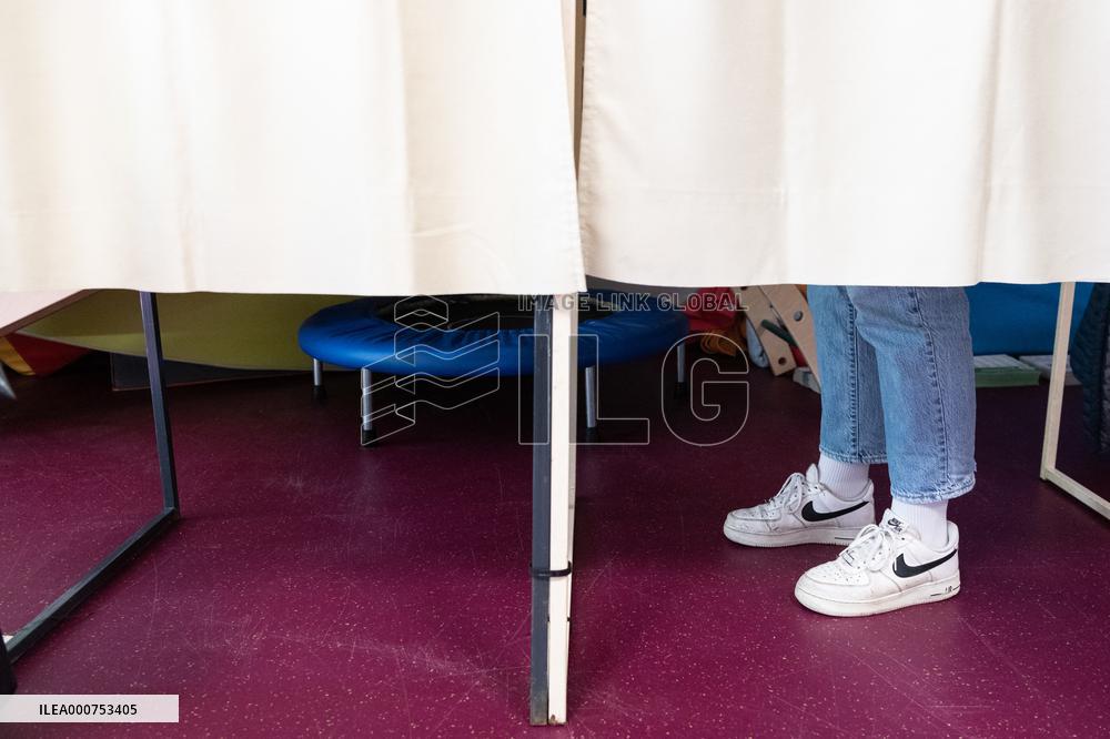 Valerie Pecresse votes for the Regional election - Velizy Villacoublay