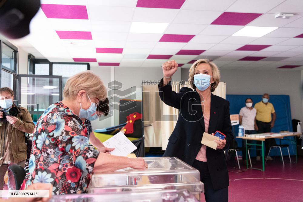 Valerie Pecresse votes for the Regional election - Velizy Villacoublay