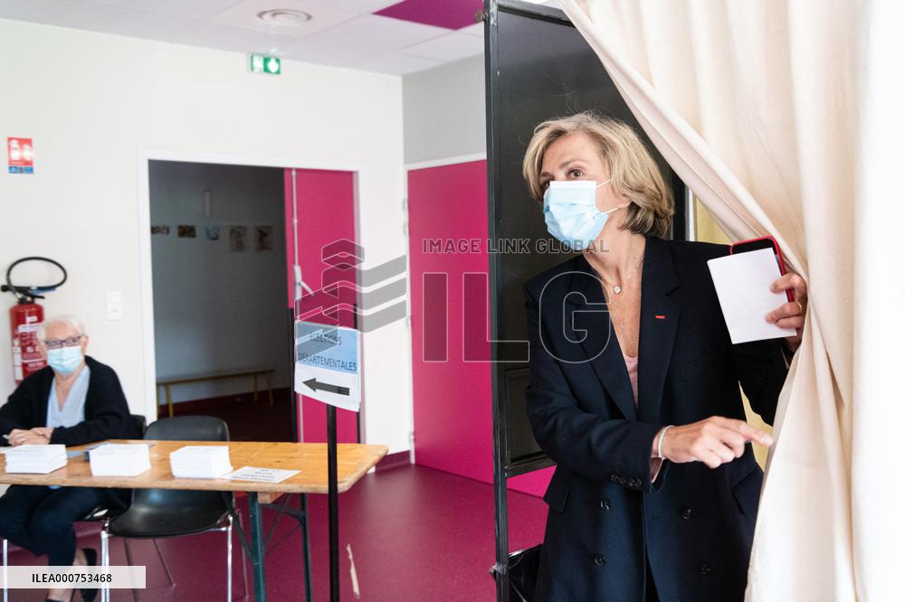 Valerie Pecresse votes for the Regional election - Velizy Villacoublay