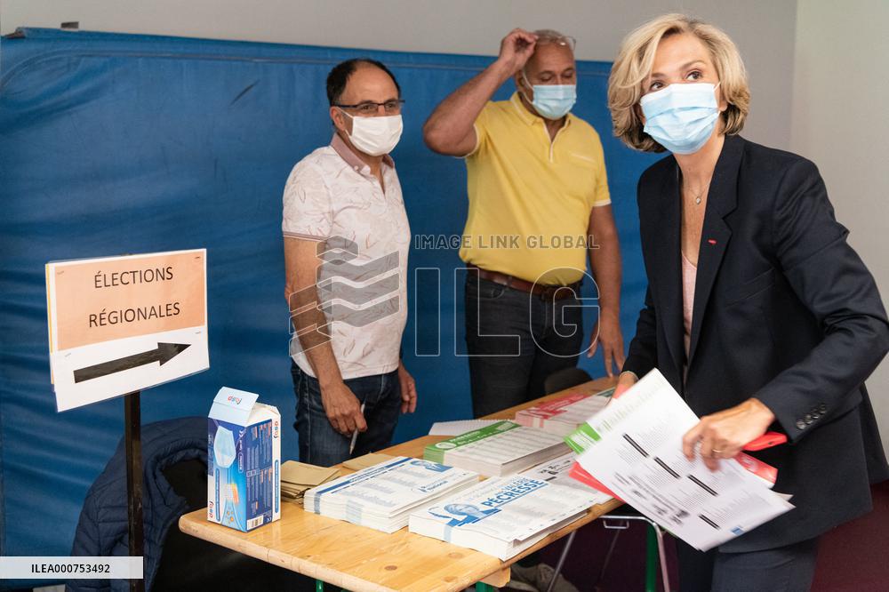 Valerie Pecresse votes for the Regional election - Velizy Villacoublay