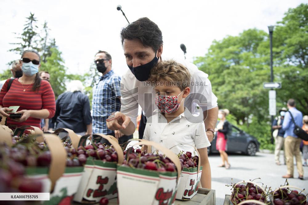 Justin Trudeau And Wife  At The Parkdale Public Market - Ottawa