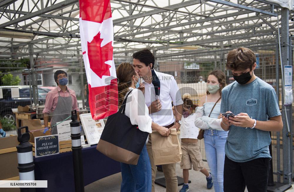 Justin Trudeau And Wife  At The Parkdale Public Market - Ottawa