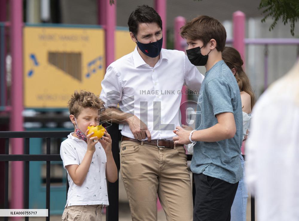 Justin Trudeau And Wife  At The Parkdale Public Market - Ottawa