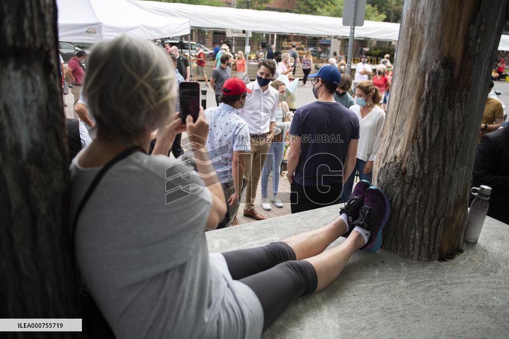Justin Trudeau And Wife  At The Parkdale Public Market - Ottawa