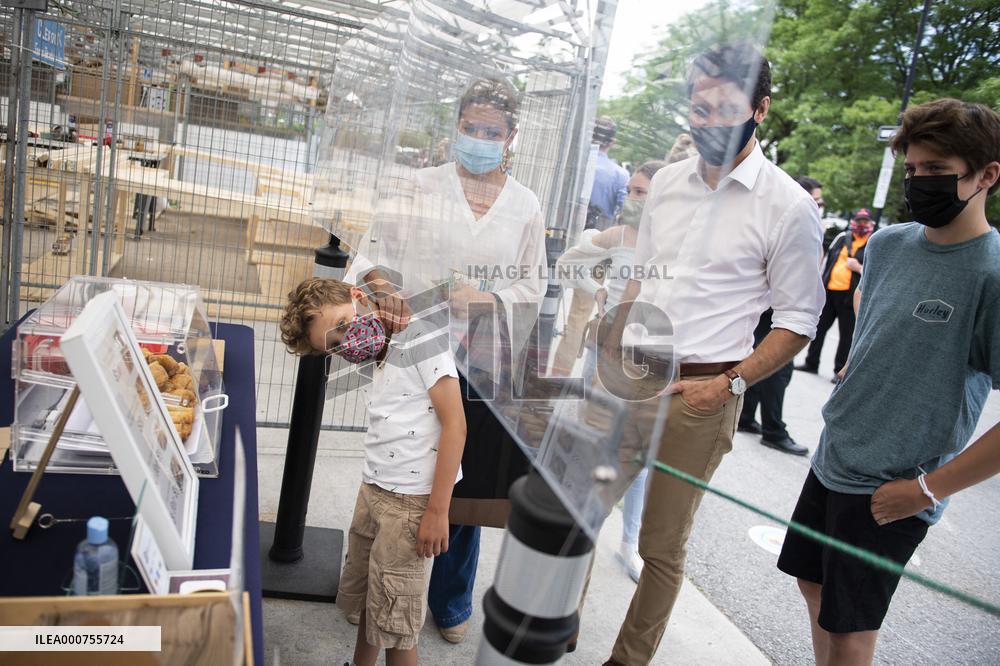 Justin Trudeau And Wife  At The Parkdale Public Market - Ottawa