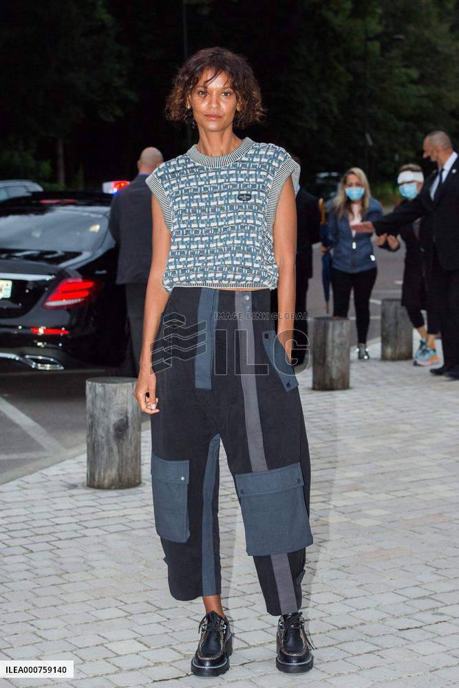 Arrivals - Fragance Dinner At La Fondation Louis Vuitton In Paris