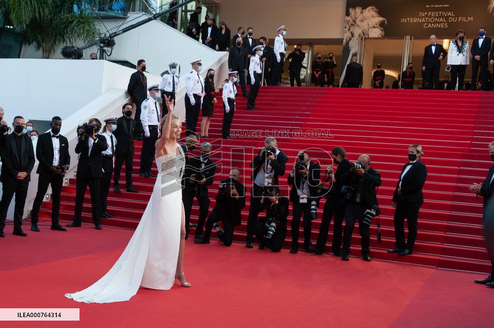 OSS 117 and closing ceremony NG