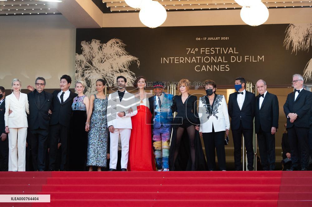 OSS 117 and closing ceremony NG