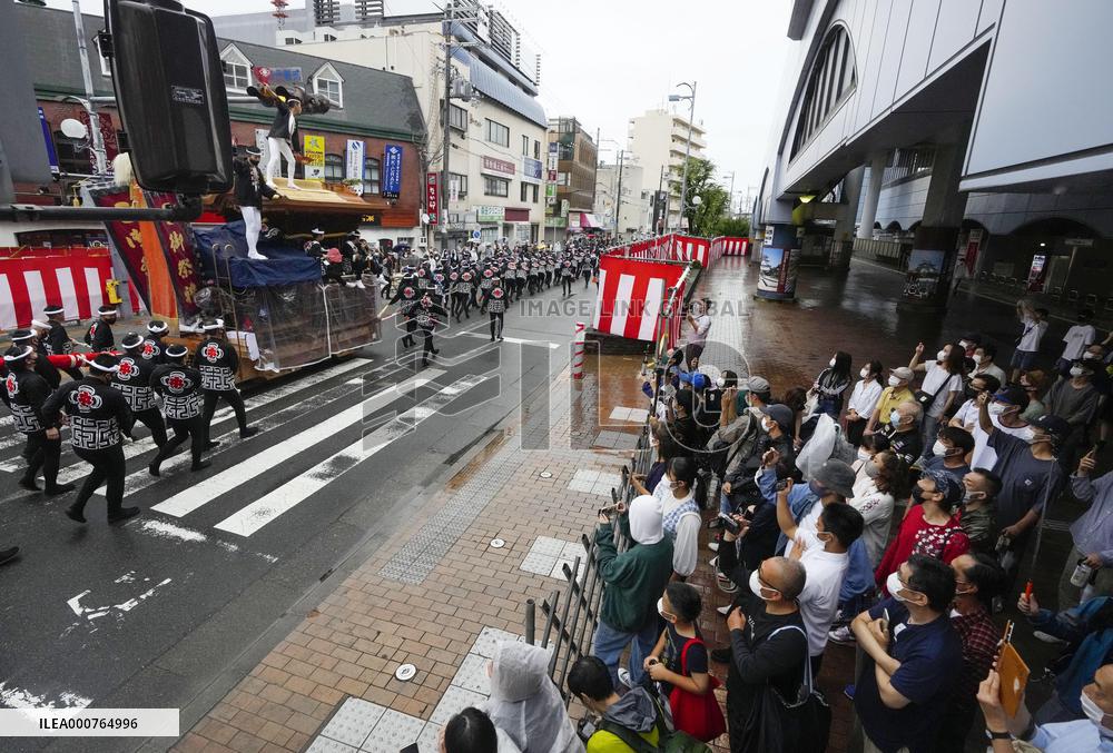 Float-pulling "Danjiri" festival begins in Osaka
