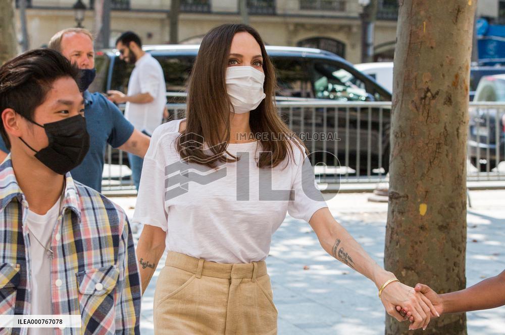 Angelina Jolie With Her Children - Paris Nb
