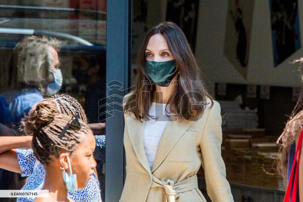Angelina Jolie With Her Children - Paris Nb