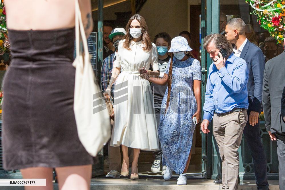 Angelina Jolie With Her Children - Paris Nb
