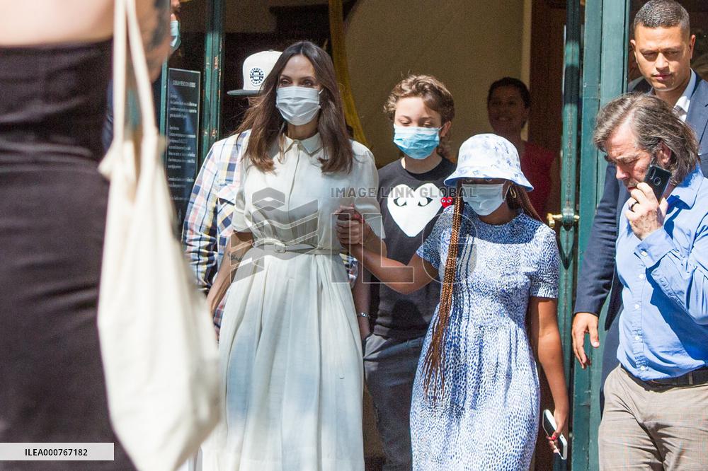 Angelina Jolie With Her Children - Paris Nb