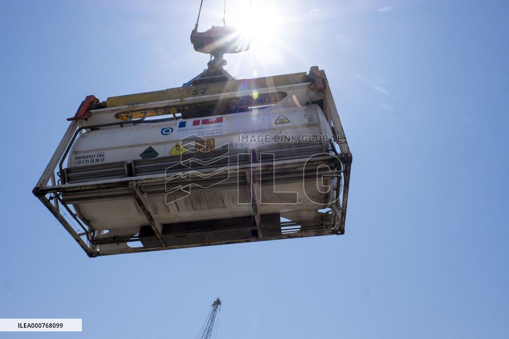 Tunisia receives over 60,000 liters medical oxygen from France