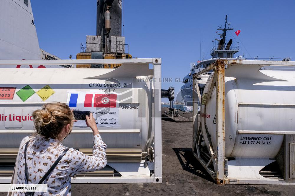 Tunisia receives over 60,000 liters medical oxygen from France