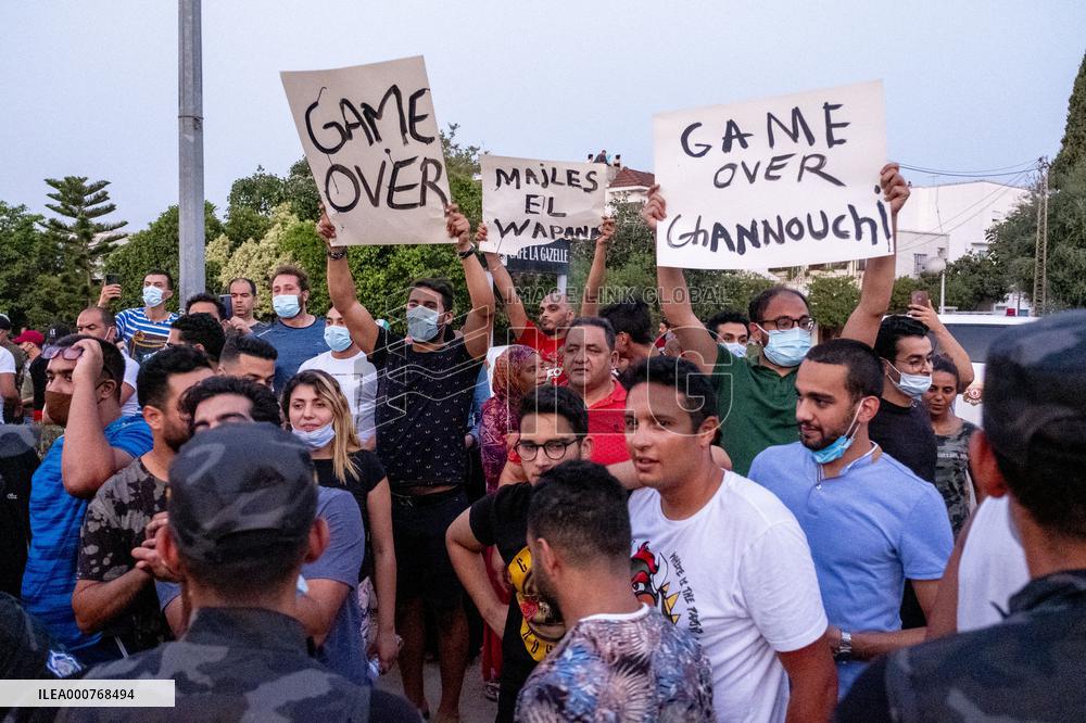 Tunisian army stops Ghannouchi from entering parliament