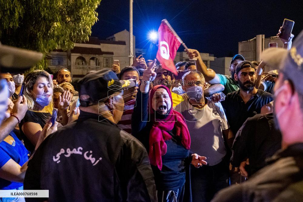 Tunisian army stops Ghannouchi from entering parliament