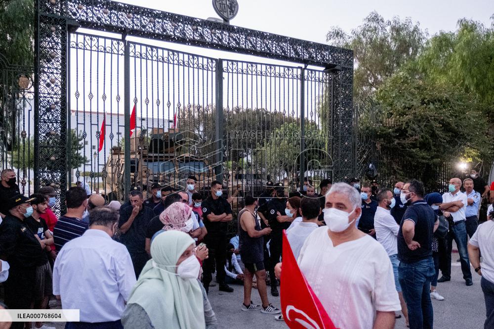 Tunisian army stops Ghannouchi from entering parliament