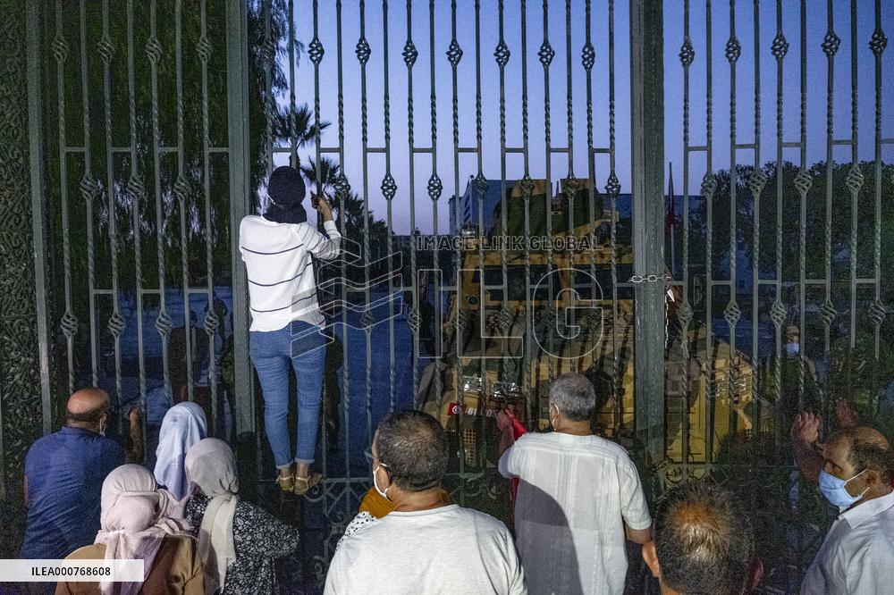 Tunisian army stops Ghannouchi from entering parliament