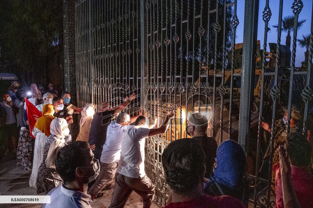 Tunisian army stops Ghannouchi from entering parliament
