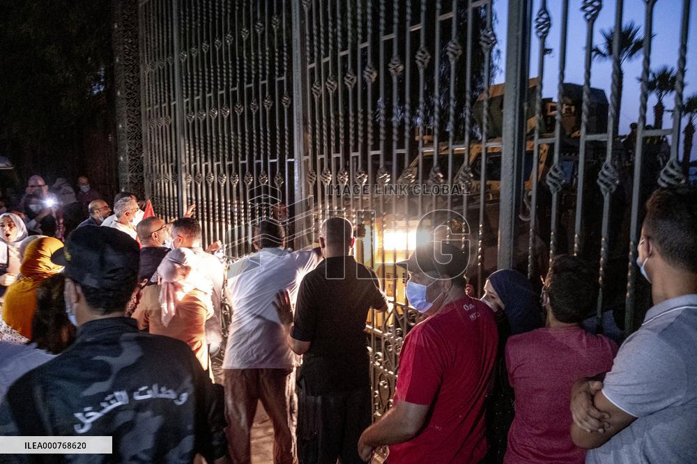 Tunisian army stops Ghannouchi from entering parliament