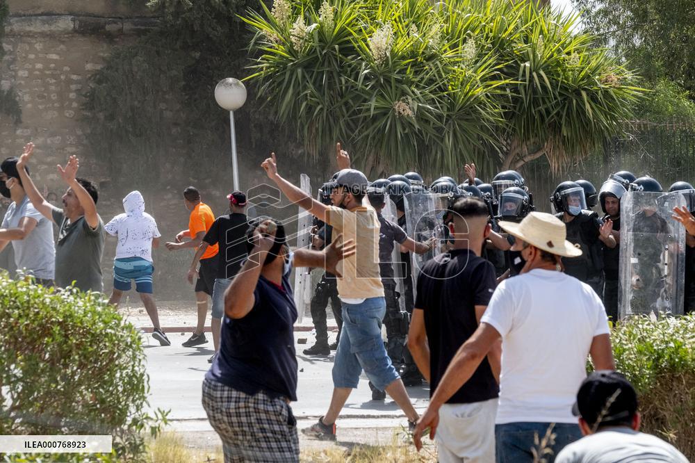 Clashes between Ennahdha and Pro-Saied supporters outside Assembly