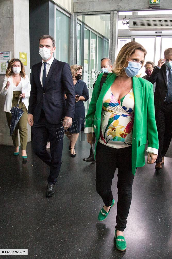 Olivier Veran vaccinates Olivia Gregoire, who is pregnant