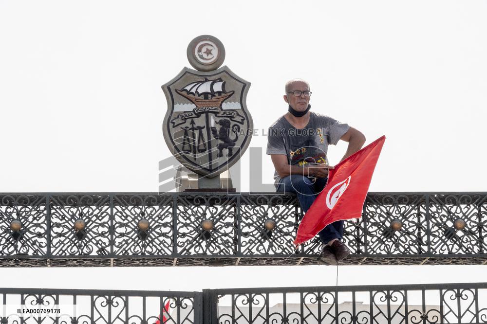 Clashes between Ennahdha and Pro-Saied supporters outside Assembly