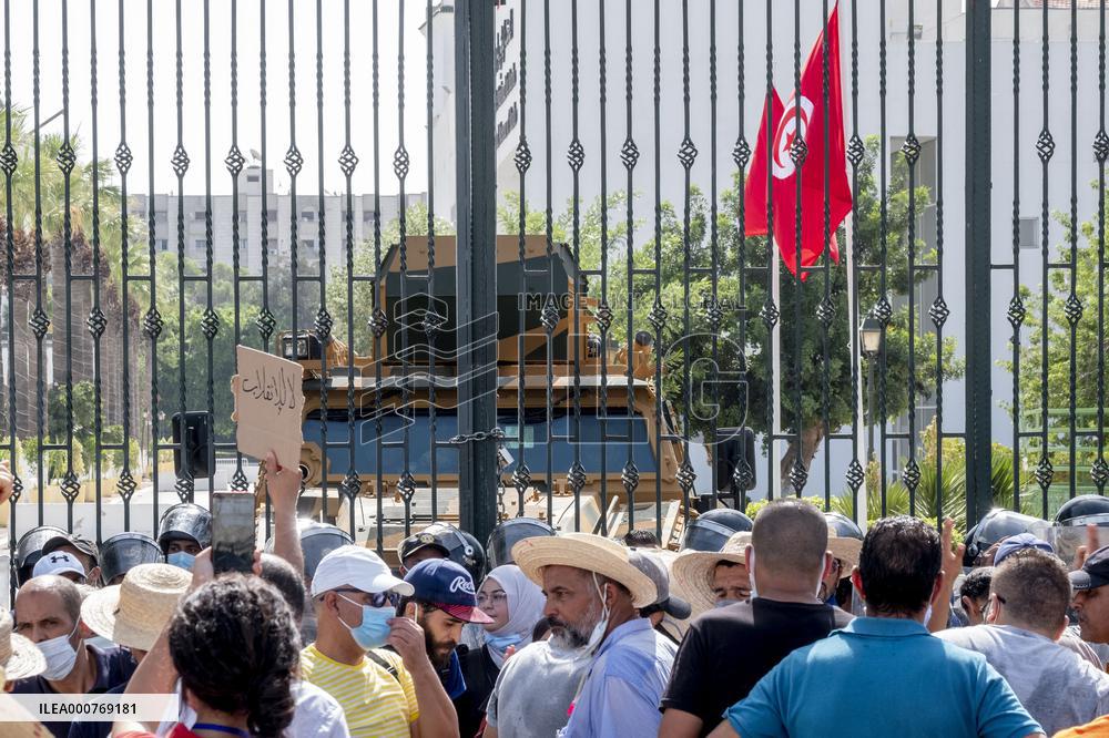 Clashes between Ennahdha and Pro-Saied supporters outside Assembly