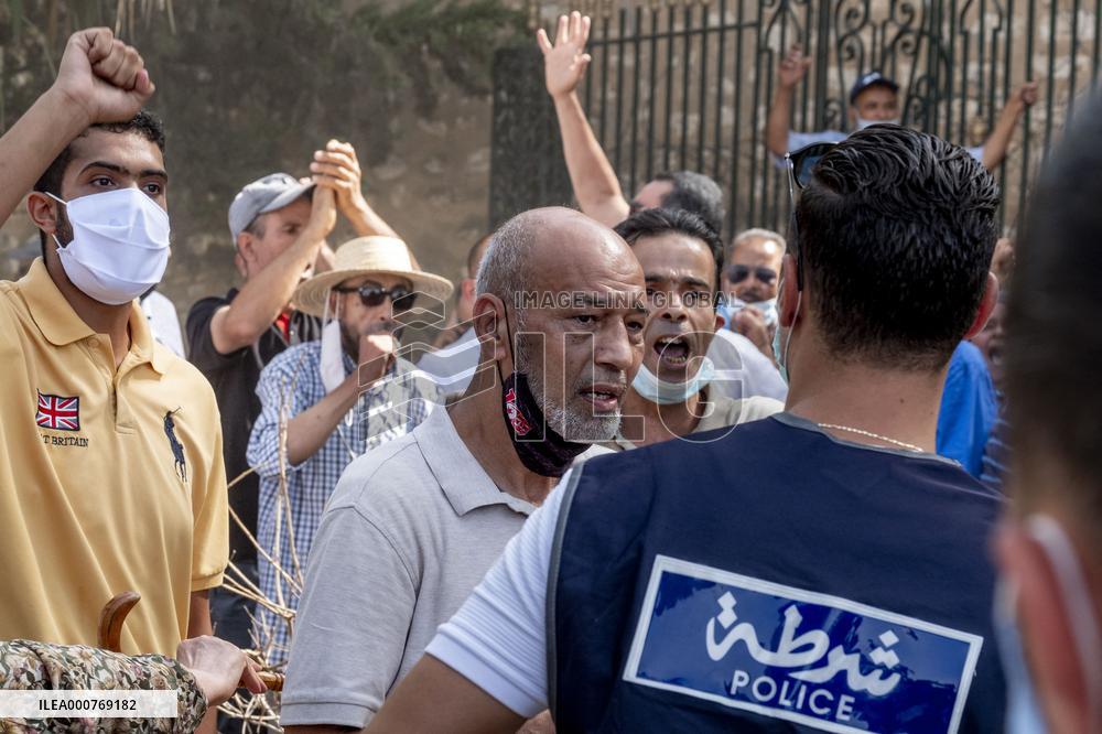 Clashes between Ennahdha and Pro-Saied supporters outside Assembly
