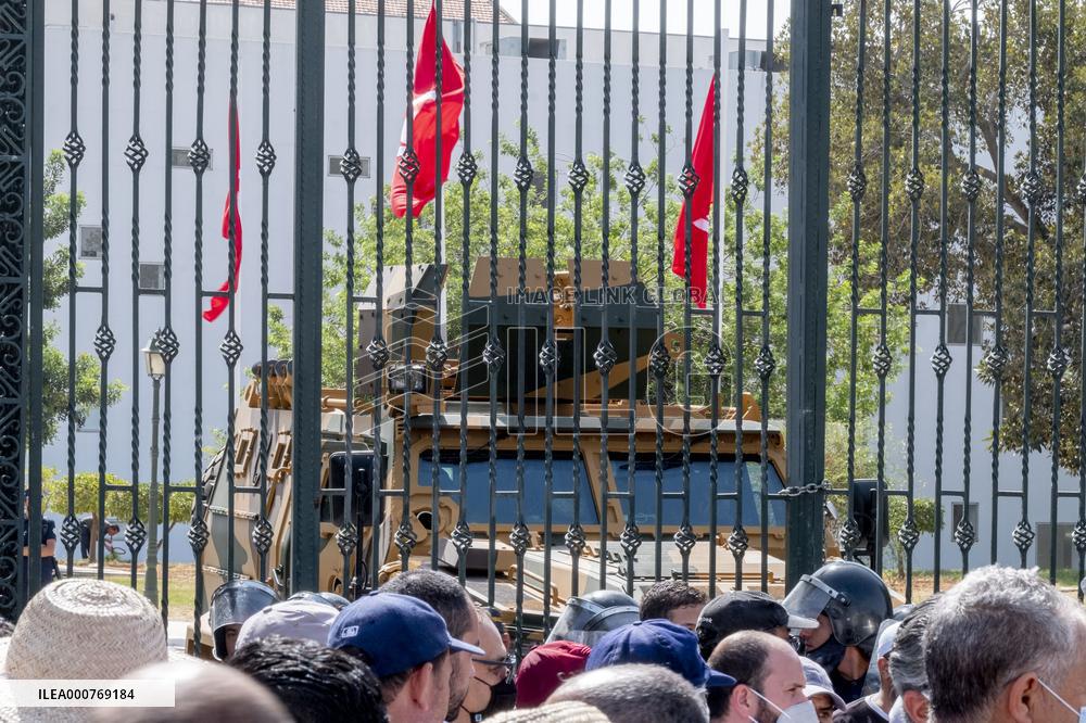 Clashes between Ennahdha and Pro-Saied supporters outside Assembly